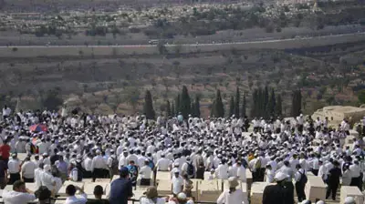 רבבות משתתפים בהלווית הרב שפירא בהר הזיתים רבבות משתתפים בהלווית הרב שפירא בהר הזיתים