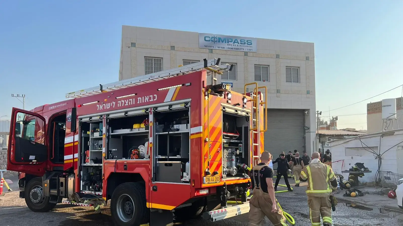 כוחות הצלה בזירת שריפה באילת בה נמצא גבר ללא רוח חיים כוחות הצלה בזירת שריפה באילת בה נמצא גבר ללא רוח חיים