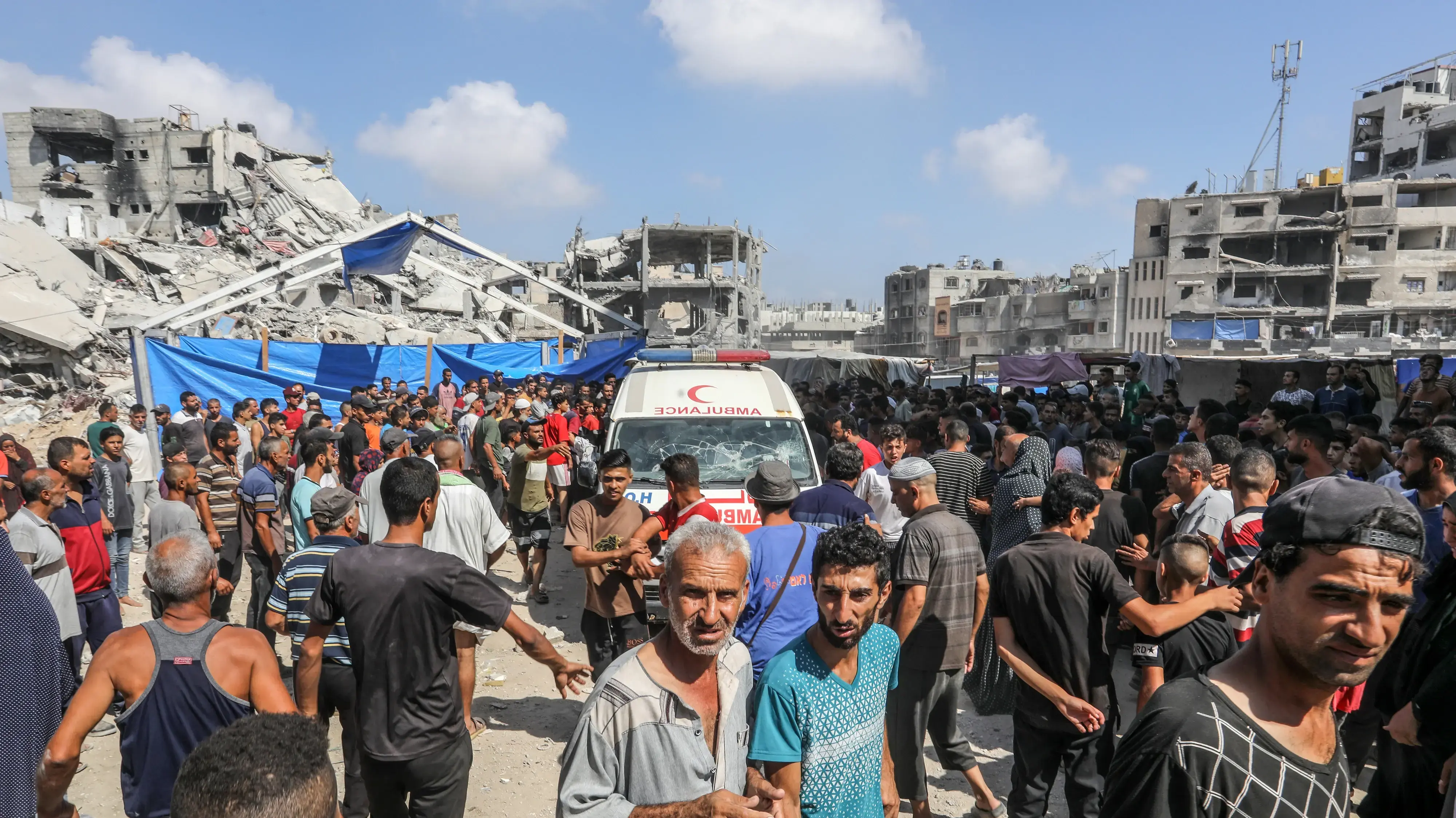 פלסטינים בעזה אחרי תקיפת צה"ל בחאן יונס פלסטינים בעזה אחרי תקיפת צה"ל בחאן יונס
