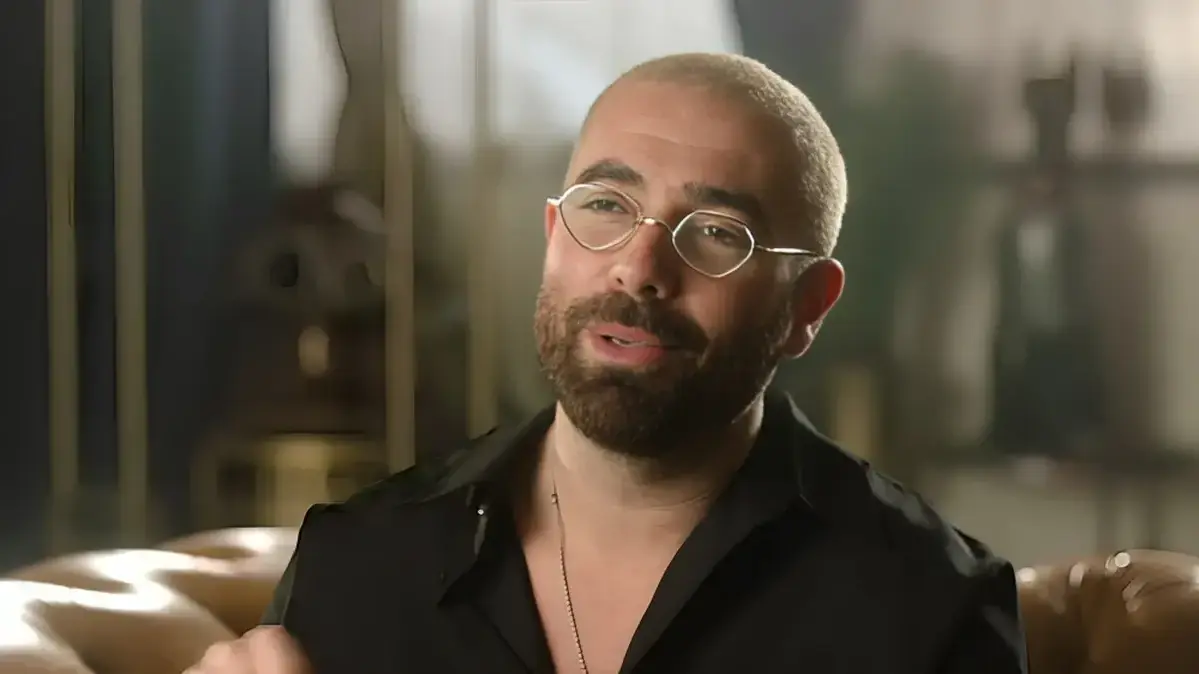 עומר אדם מתוך הקליפ לשיר "צמוד צמוד" עומר אדם מתוך הקליפ לשיר "צמוד צמוד"