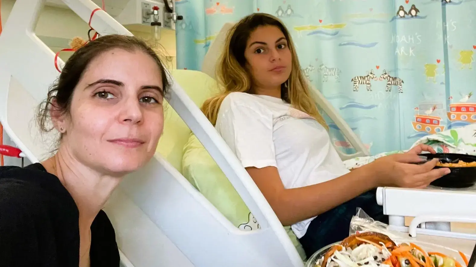 קרין אהרון לצד בתה דניאל בבית החולים קרין אהרון לצד בתה דניאל בבית החולים