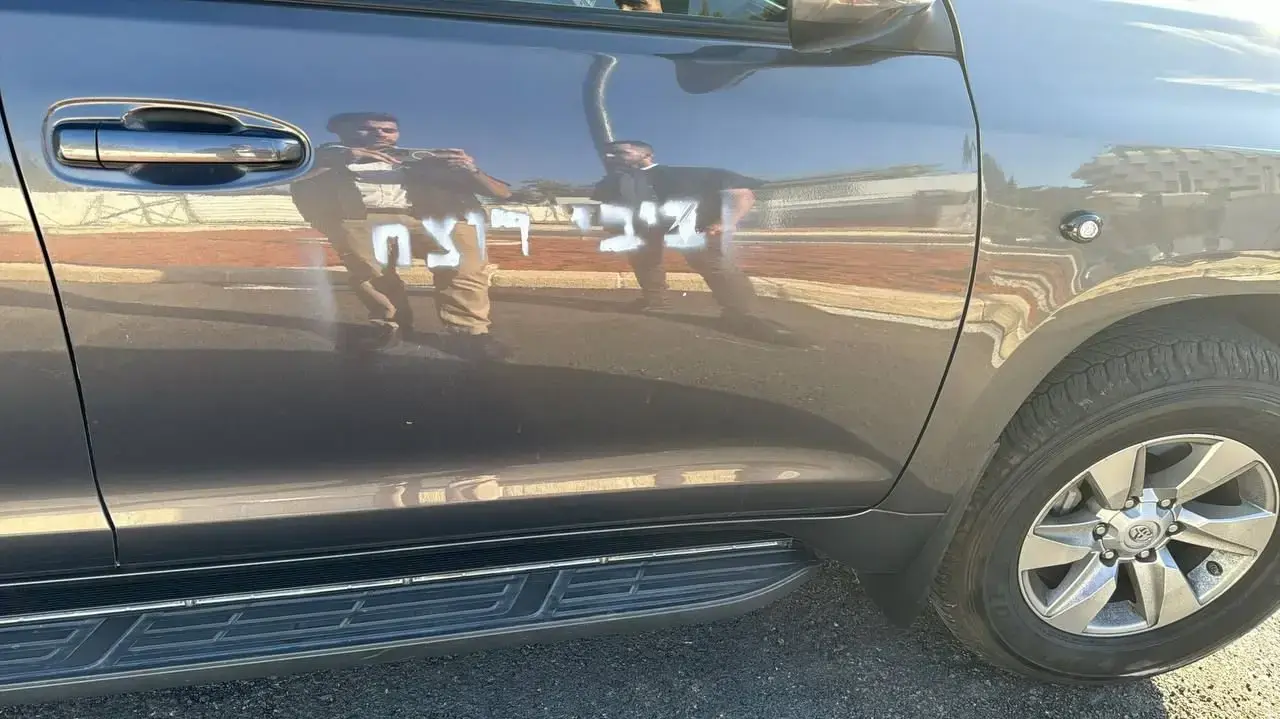 הכתובת ״ביבי רוצח״ רוססה על אחד מרכבי השיירה שמשמשים לאבטחת צירי התנועה של ראש הממשלה בנימין נתניהו . הכתובת ״ביבי רוצח״ רוססה על אחד מרכבי השיירה שמשמשים לאבטחת צירי התנועה של ראש הממשלה בנימין נתניהו .