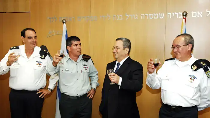 מימין לשמאל: אלוך אלי מרום מפקד חיל הים הנכנס, שר הביטחון אהוד ברק, הרמטכל גבי אשכנזי ומפקד חיל הים היוצא דוד בן בעשט מימין לשמאל: אלוך אלי מרום מפקד חיל הים הנכנס, שר הביטחון אהוד ברק, הרמטכל גבי אשכנזי ומפקד חיל הים היוצא דוד בן בעשט
