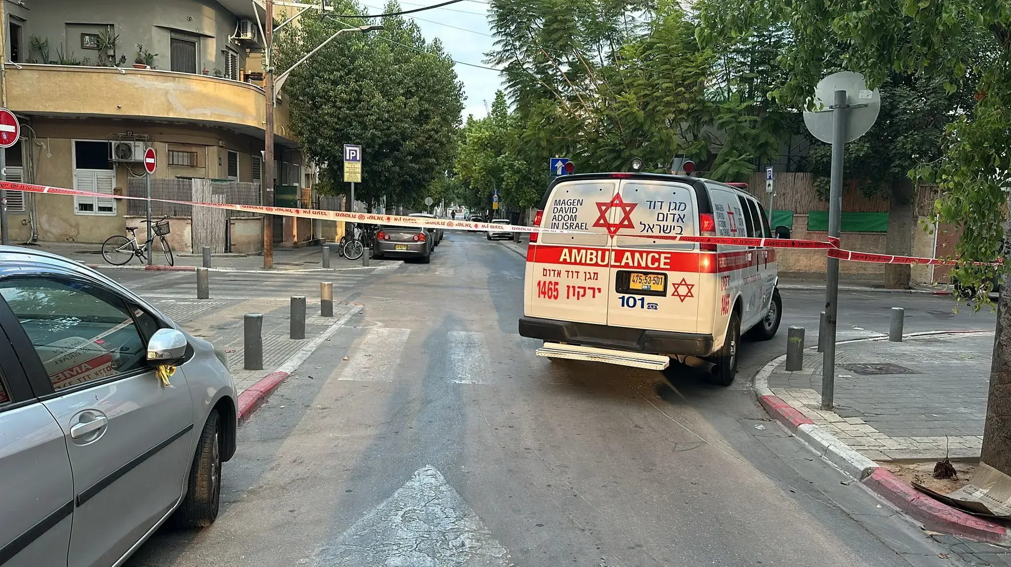 צוותי מד"א בזירת האירוע בו נמצא תינוק ללא רוח חיים, 11 באוקטובר 2024 צוותי מד"א בזירת האירוע בו נמצא תינוק ללא רוח חיים, 11 באוקטובר 2024