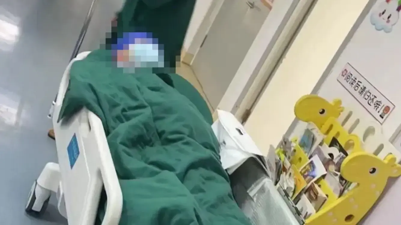 נער מאושפז בבית חולים בסין נער מאושפז בבית חולים בסין