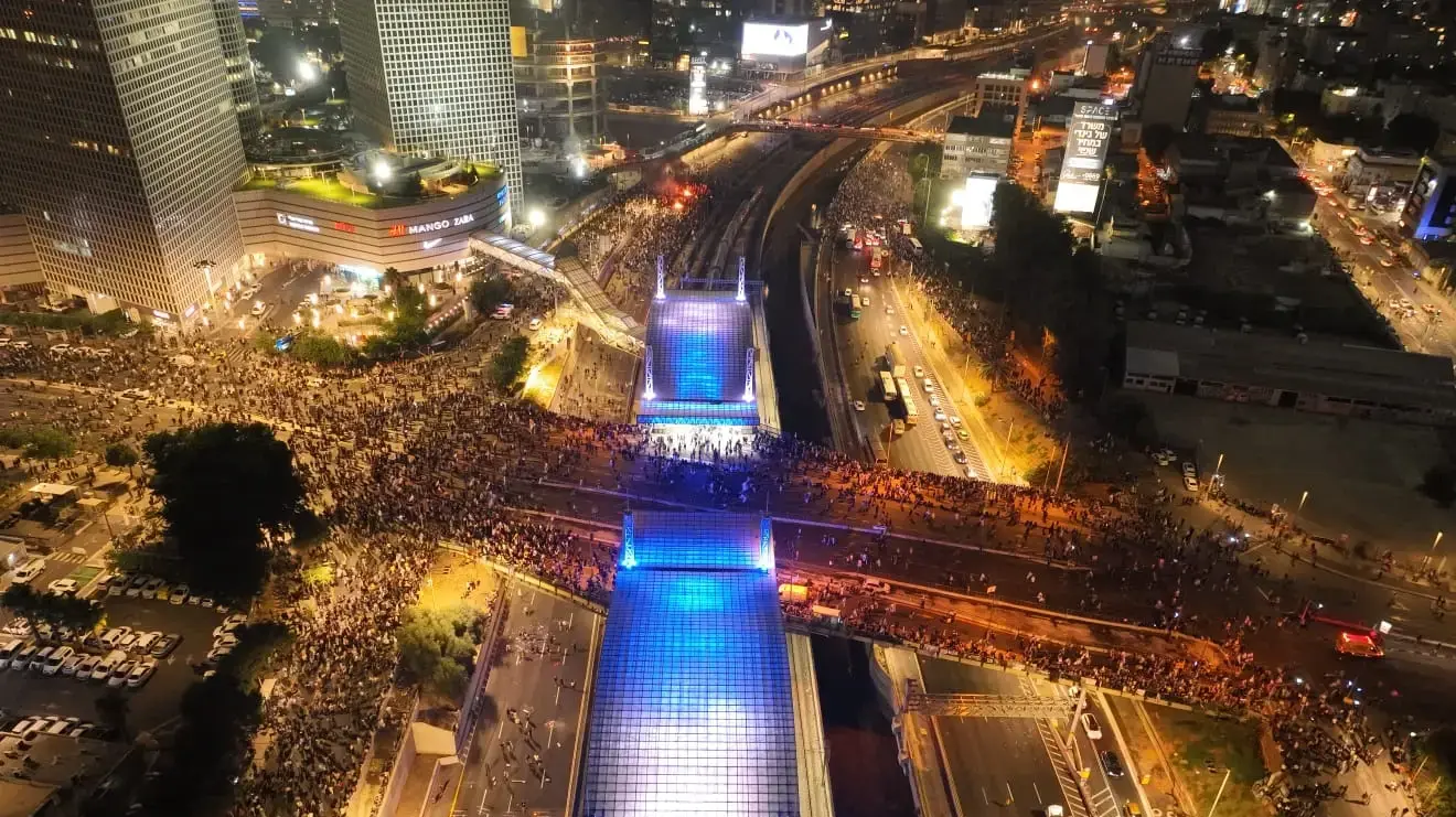 עשרות אלפי מפגינים על איילון צפון ודרום, מגשר יהודית ועד צפונית לשלום,ליל גלנט 2, 5 לנובמבר 2024 עשרות אלפי מפגינים על איילון צפון ודרום, מגשר יהודית ועד צפונית לשלום,ליל גלנט 2, 5 לנובמבר 2024