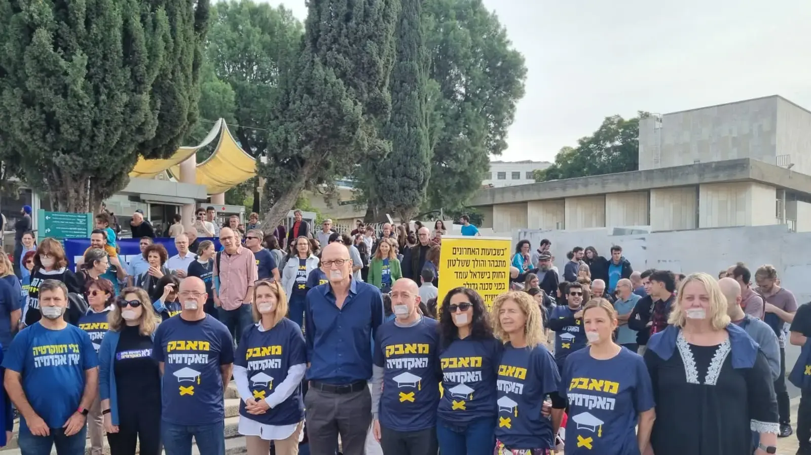 רקטור אוניברסיטת תל אביב ודיקנים עם פלסטרים על הפה בעצרת נגד חוק ההשתקה, אוניבריטת תל אביב, 10 בדצמבר 2024 רקטור אוניברסיטת תל אביב ודיקנים עם פלסטרים על הפה בעצרת נגד חוק ההשתקה, אוניבריטת תל אביב, 10 בדצמבר 2024
