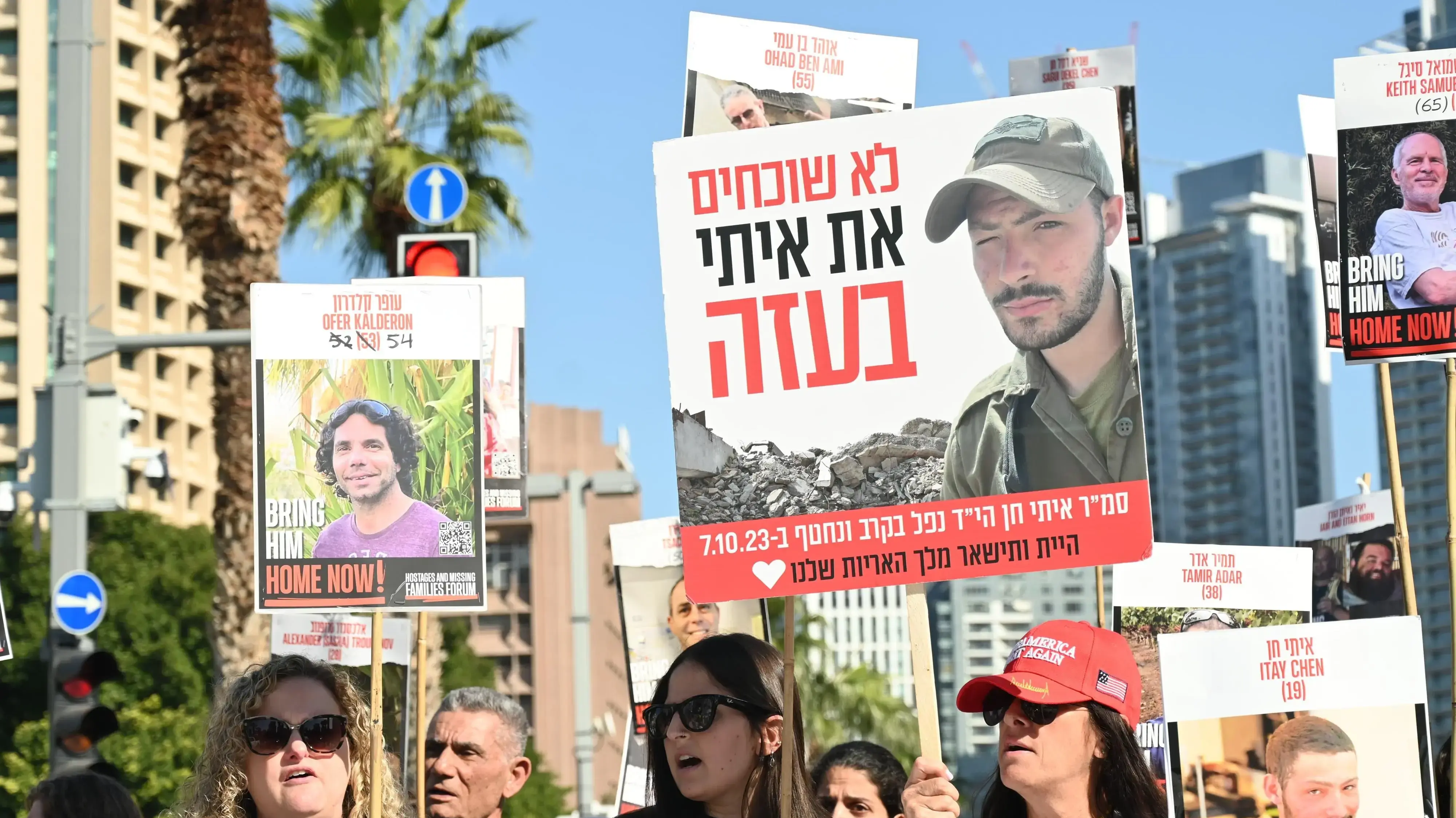 משפחות חטופים ופעילים חוסמים את רחוב שאול המלך, שער בסיס הקרייה, 7 בינואר 2025 משפחות חטופים ופעילים חוסמים את רחוב שאול המלך, שער בסיס הקרייה, 7 בינואר 2025