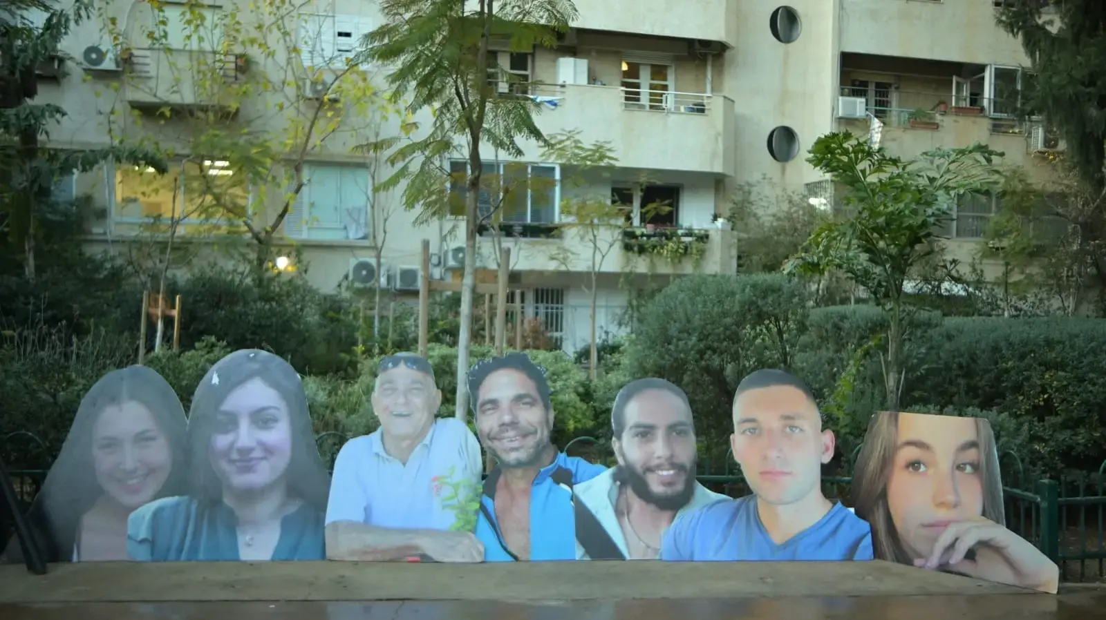 תמונות של חטופים בגן מאיר, תל אביב תמונות של חטופים בגן מאיר, תל אביב
