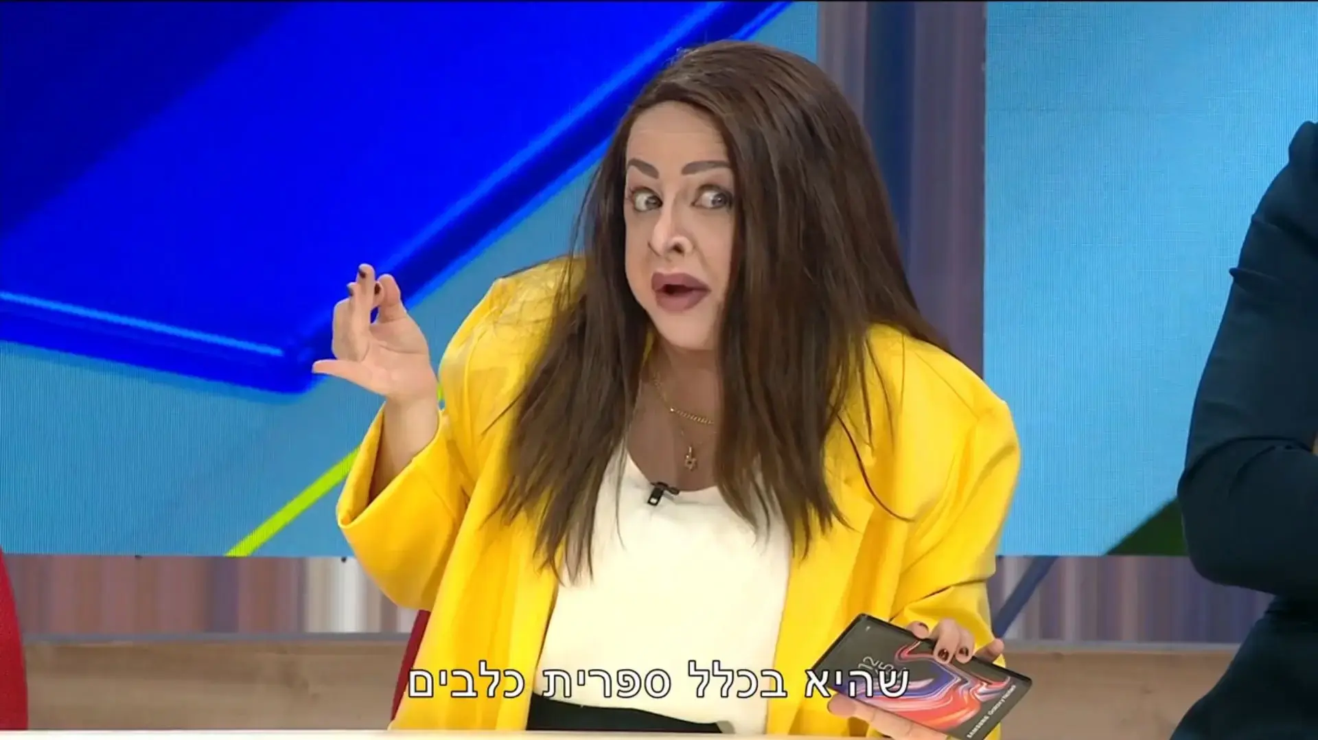 היא מעולה אבל המקור מצחיק יותר. גיה באר גורביץ' בתפקיד מאי גולן, "ארץ נהדרת" היא מעולה אבל המקור מצחיק יותר. גיה באר גורביץ' בתפקיד מאי גולן, "ארץ נהדרת"