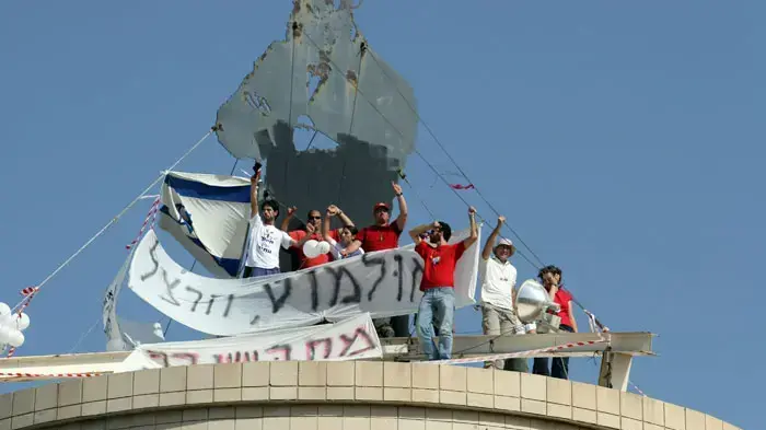 מורים מתבצרים על מגדל המים בהרצליה מורים מתבצרים על מגדל המים בהרצליה