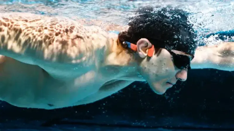גם מתחת למים. אוזניות ה-OpenSwim Pro של SHOKZ גם מתחת למים. אוזניות ה-OpenSwim Pro של SHOKZ