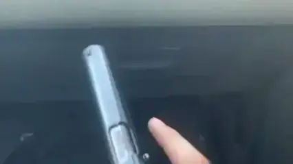 האקדח והקעקוע האקדח והקעקוע