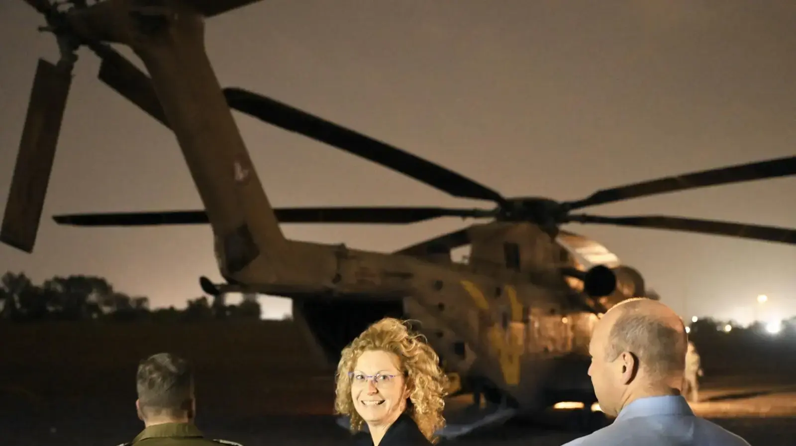 המסוק שנחת והחזיר את החטופות הביתה. ד"ר ענת אנגל בדקות ההתרגשות הראשונות