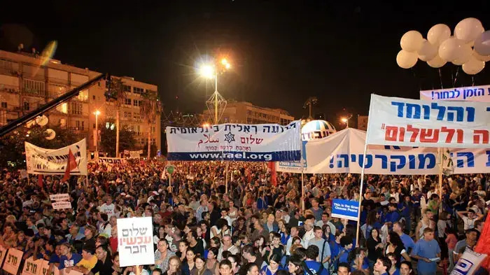 עצרת לציון 12 שנה לרצח ראש הממשלה יצחק רבין, כיכר רבין - תל אביב עצרת לציון 12 שנה לרצח ראש הממשלה יצחק רבין, כיכר רבין - תל אביב