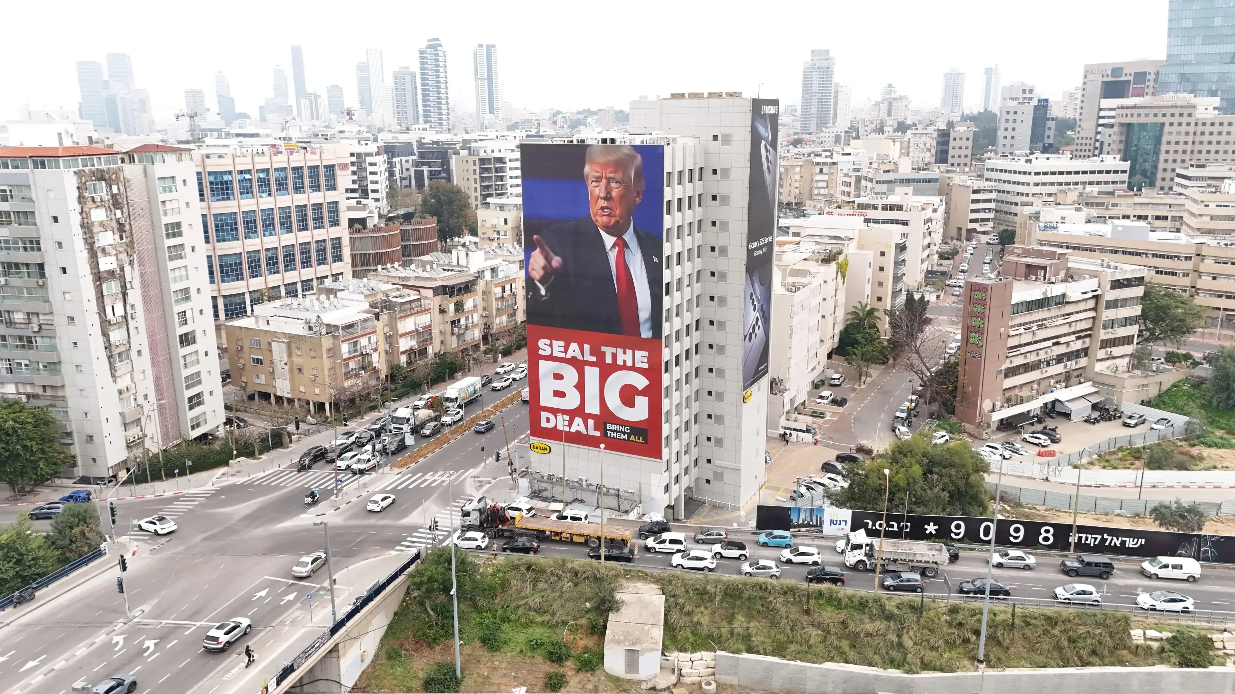 שלט ענק עם כיתוב " חתום על העסקה הגדולה - תביא את כולם " בנתיבי איילון שלט ענק עם כיתוב " חתום על העסקה הגדולה - תביא את כולם " בנתיבי איילון