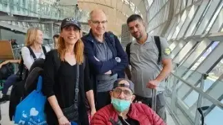 ליאון בשדה התעופה בבנקוק בדרך לישראל עם צוות רפואי מלווה ורעייתו. ליאון בשדה התעופה בבנקוק בדרך לישראל עם צוות רפואי מלווה ורעייתו.