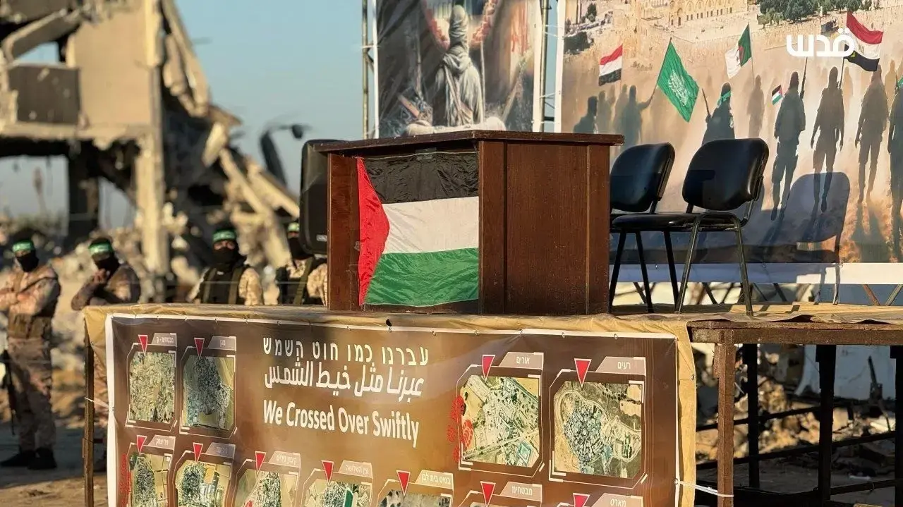 ארגוני הטרור חמאס והג'יהאד האיסלאמי בנקודת המסירה של שלושת החטופים בח'אן-יונס, 15 בפברואר 2025 ארגוני הטרור חמאס והג'יהאד האיסלאמי בנקודת המסירה של שלושת החטופים בח'אן-יונס, 15 בפברואר 2025