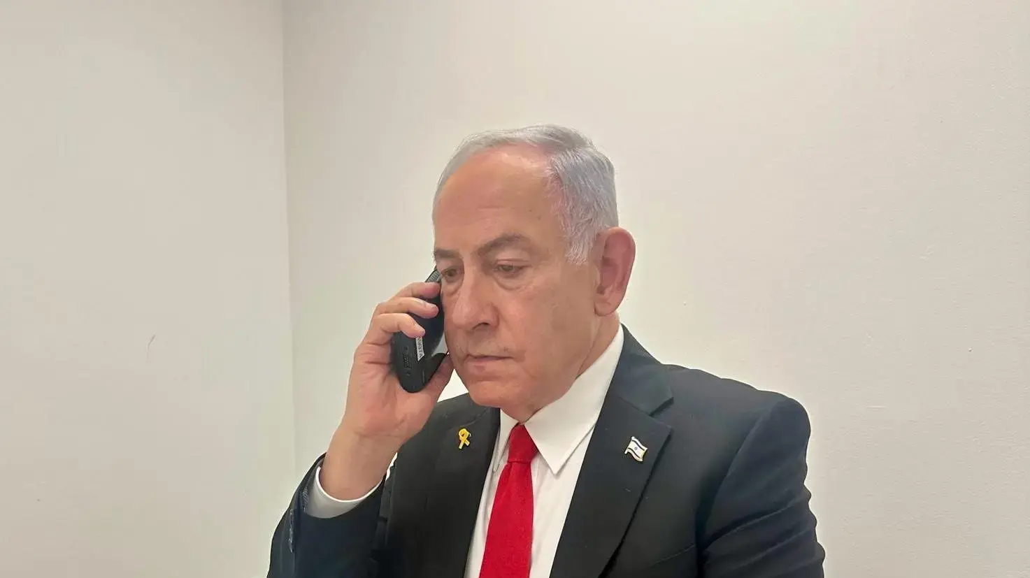 ראש הממשלה בנימין נתניהו יצא להפסקה במהלך עדותו כדי לקיים התייעצות ביטחונית דחופה, 17 בפברואר 2025 ראש הממשלה בנימין נתניהו יצא להפסקה במהלך עדותו כדי לקיים התייעצות ביטחונית דחופה, 17 בפברואר 2025