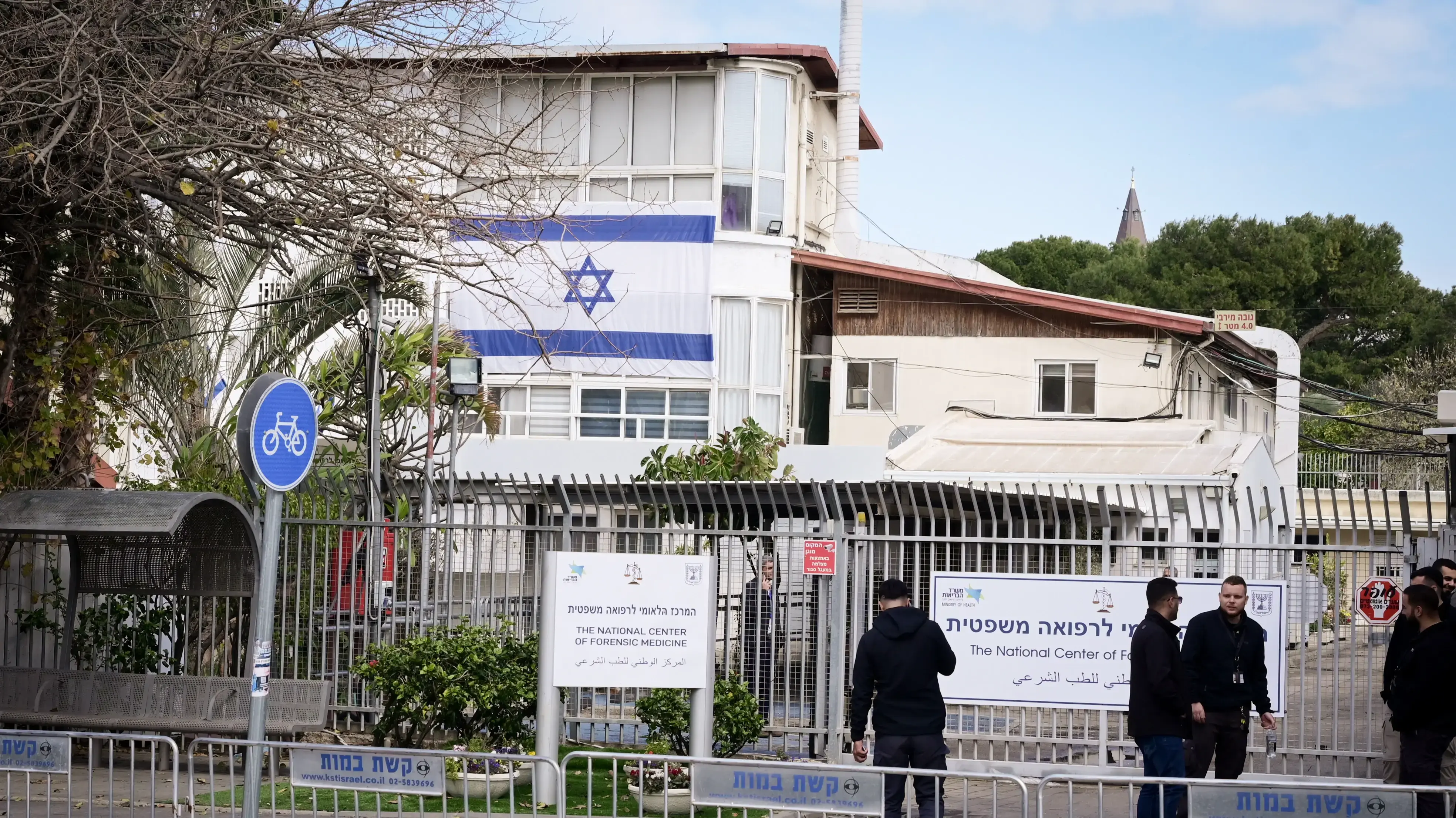 שוטרים ממתינים מחוץ למכון לרפואה משפטית, אבו כביר, לקראת הגעת ארונות החטופים החללים 20 בפברואר 2025 שוטרים ממתינים מחוץ למכון לרפואה משפטית, אבו כביר, לקראת הגעת ארונות החטופים החללים 20 בפברואר 2025