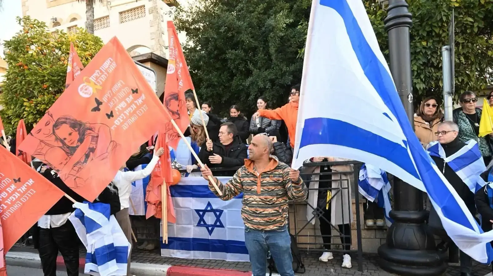 קהל ליווה את מסע הלוויה של בני משפחת ביבס, ראשון לציון, 26 בפברואר 2025 קהל ליווה את מסע הלוויה של בני משפחת ביבס, ראשון לציון, 26 בפברואר 2025