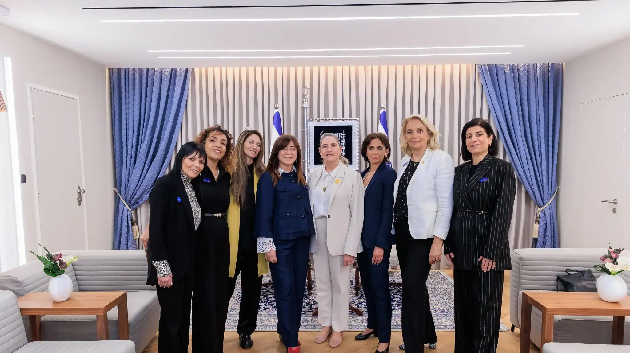 בתמונה מימין לשמאל: ד״ר אורלי וויינשטיין, יהודית גל, אביבה בן ברוך, הגברת הראשונה- מיכל הרצוג, מלי קושא, דורית קסוטו, ליאור אשד ואביבה שמר