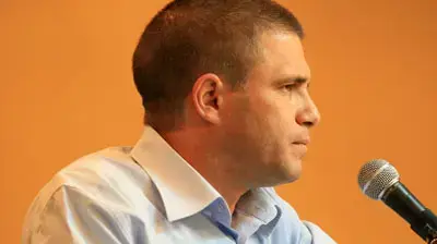 גל הירש במסיבת עיתונאים