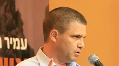 גל הירש במסיבת עיתונאים