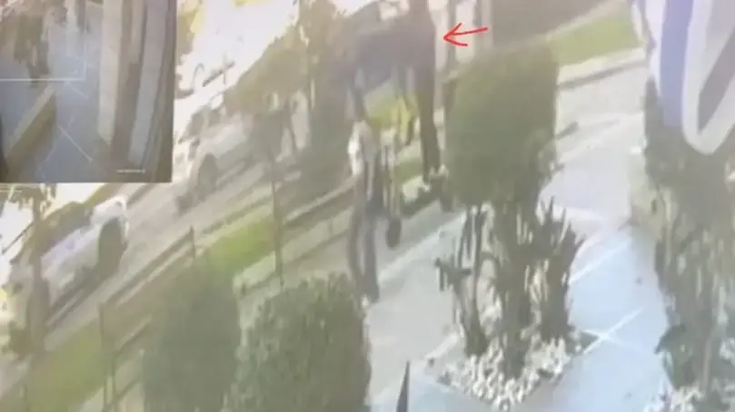 שוטרי מחוז מרכז הצליחו לחשוף ולעצור השבוע בתום חקירה סמויה, קטין בן 16 מראשל"צ על גבי קורקינט, שתקף מינית נשים ונערות ברחוב. 26.3.25 שוטרי מחוז מרכז הצליחו לחשוף ולעצור השבוע בתום חקירה סמויה, קטין בן 16 מראשל"צ על גבי קורקינט, שתקף מינית נשים ונערות ברחוב. 26.3.25