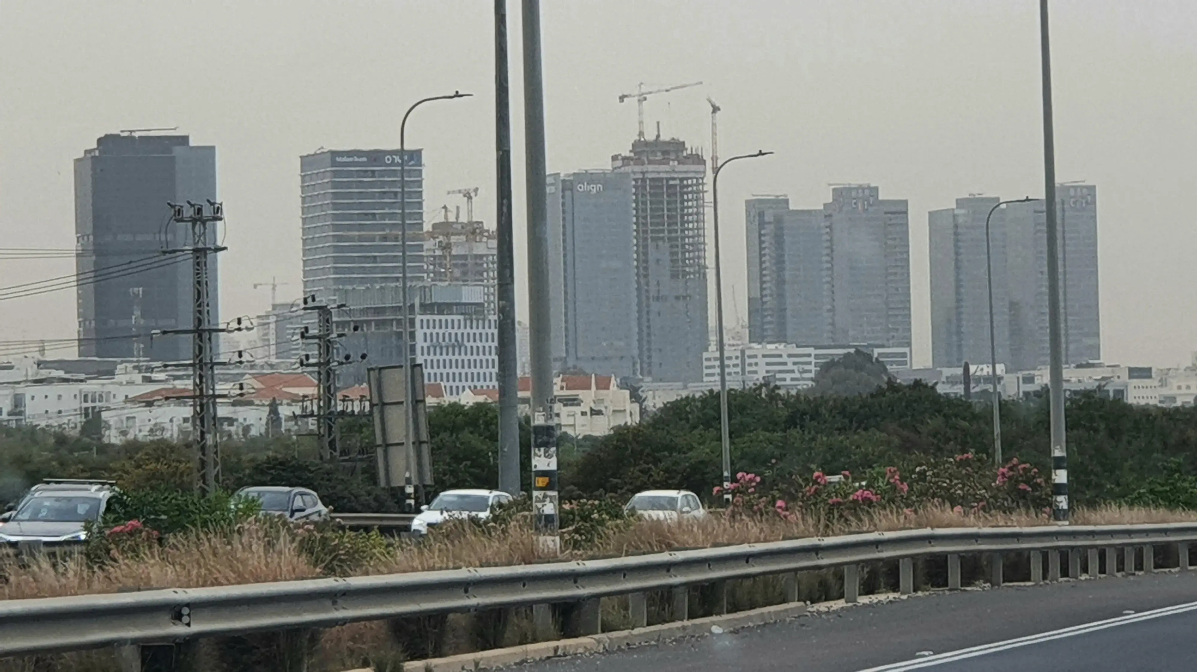 אובך בשל סופת חול, פתח תקווה, 8 באפריל 2025 אובך בשל סופת חול, פתח תקווה, 8 באפריל 2025