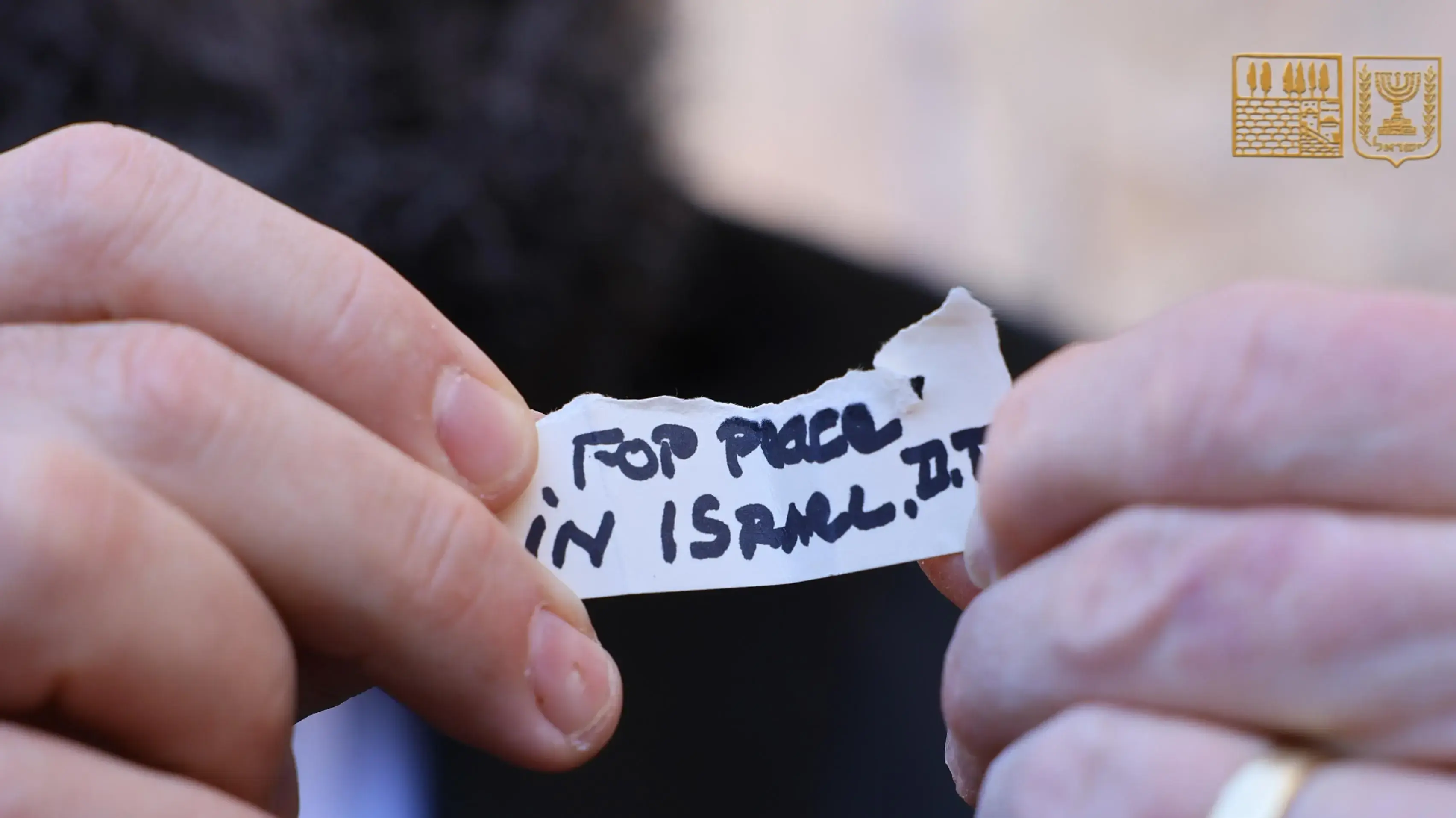 הפתק שהטמין מייק האקבי, שגריר ארה"ב,הכותל המערבי, 18 באפריל 2025 הפתק שהטמין מייק האקבי, שגריר ארה"ב,הכותל המערבי, 18 באפריל 2025