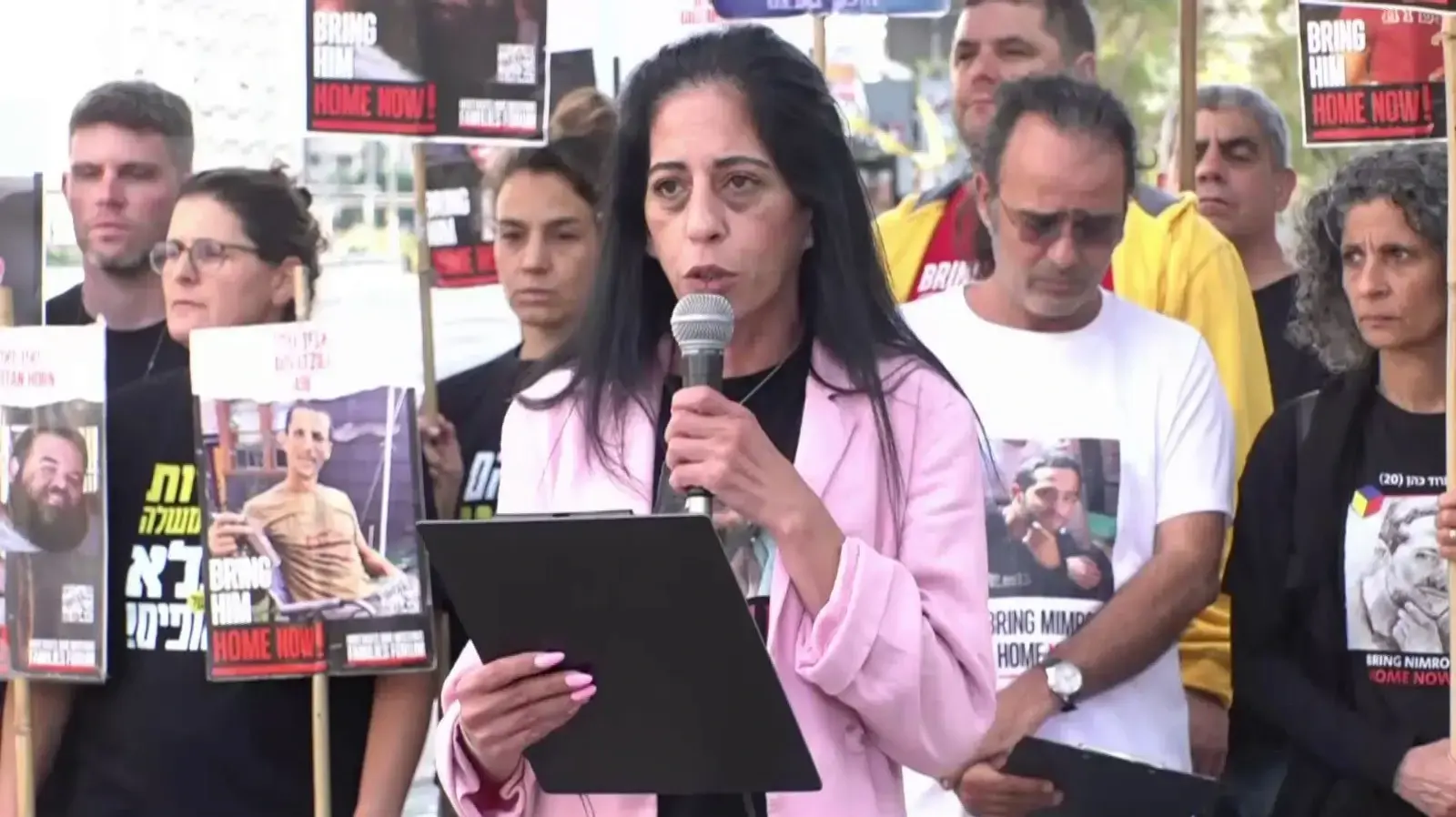 עינב צאונגקר בהצהרת משפחות החטופים בשער בגין הקרייה, 26 באפריל 2025