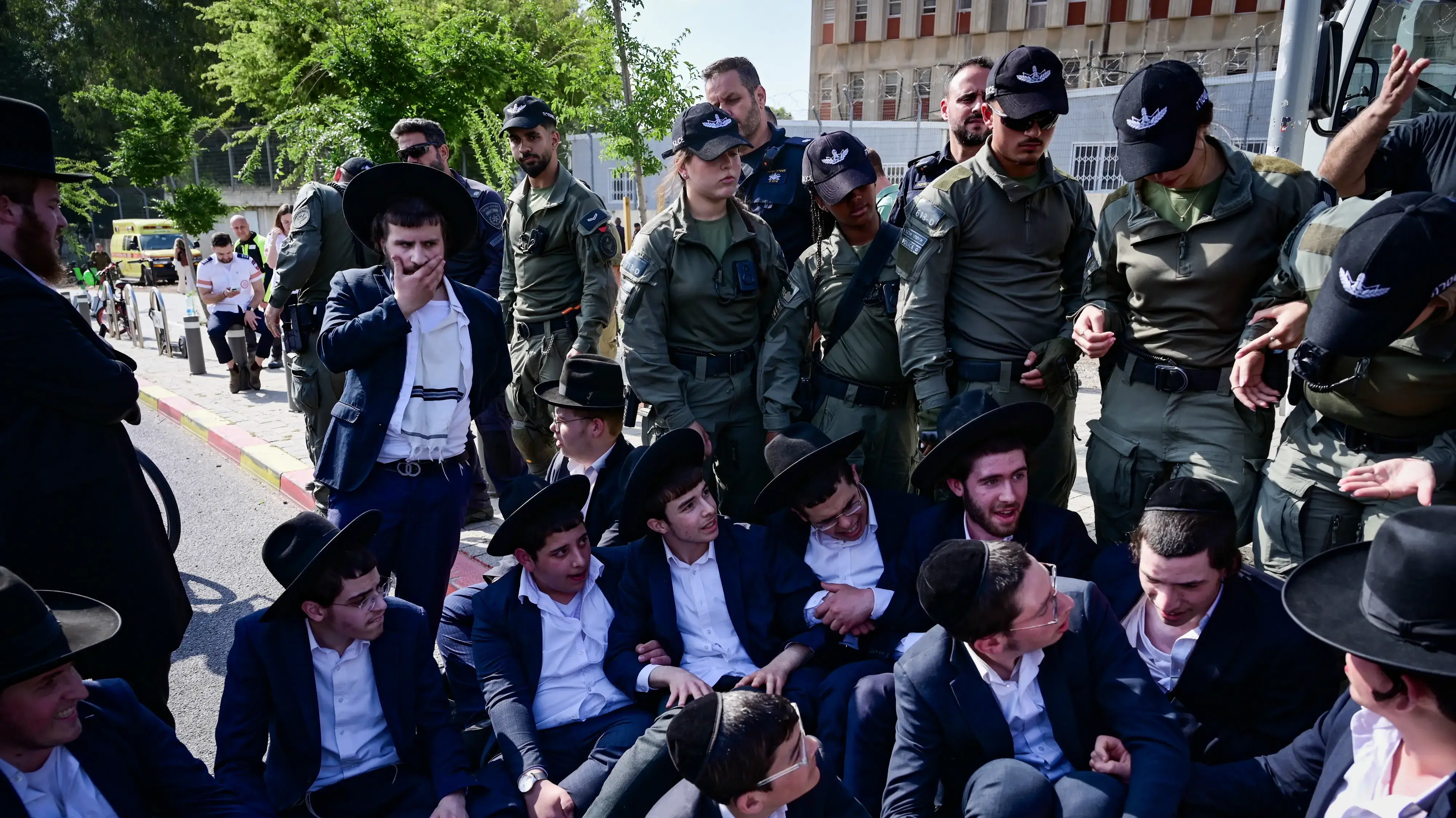 מפגינים מהפלג הירושלמי נגד גיוס לצה"ל, בקו"ם תל השומר, 28 באפריל 2025 מפגינים מהפלג הירושלמי נגד גיוס לצה"ל, בקו"ם תל השומר, 28 באפריל 2025