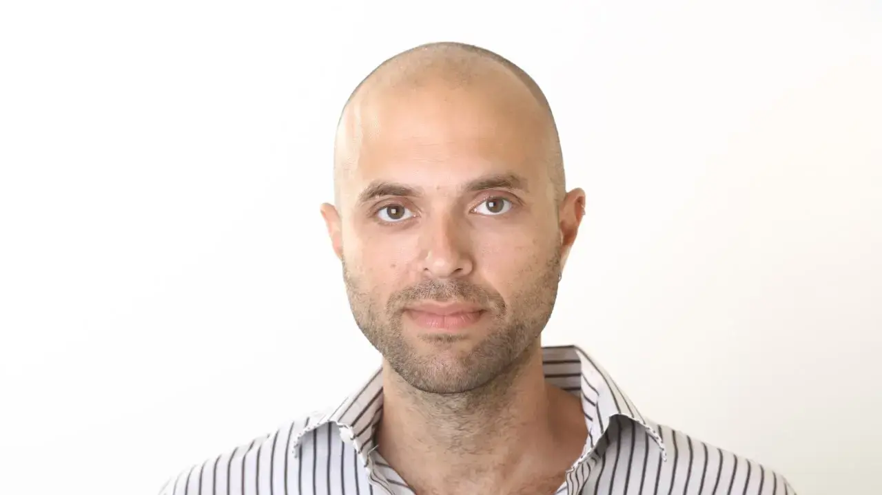 יכולת יפה ללכוד את הבדידות של הגיבורים. שי אספריל יכולת יפה ללכוד את הבדידות של הגיבורים. שי אספריל