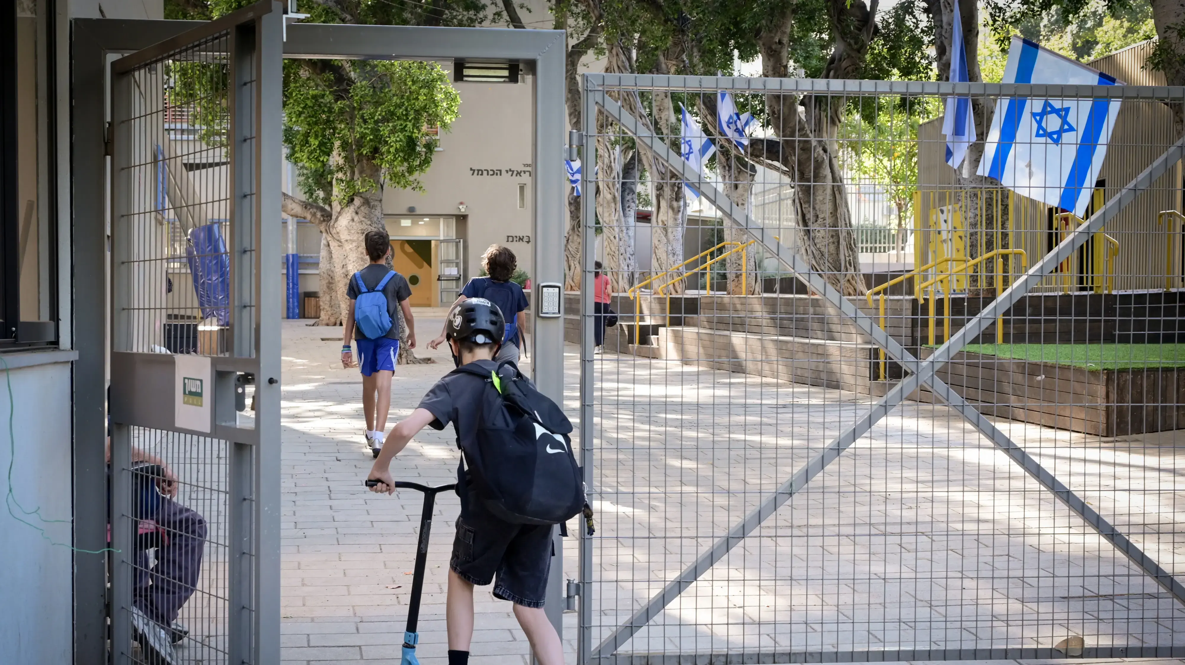 תלמידים נכנסים לבי"ס במהלך שביתת מורים, ת"א, 6 במאי 2025 תלמידים נכנסים לבי"ס במהלך שביתת מורים, ת"א, 6 במאי 2025