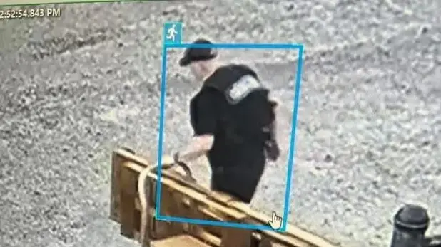 מפקד משטרה לשעבר בורח מבית כלא עם מדים מאולתרים, ארקנסו, ארה"ב, 25 במאי 2025 מפקד משטרה לשעבר בורח מבית כלא עם מדים מאולתרים, ארקנסו, ארה"ב, 25 במאי 2025
