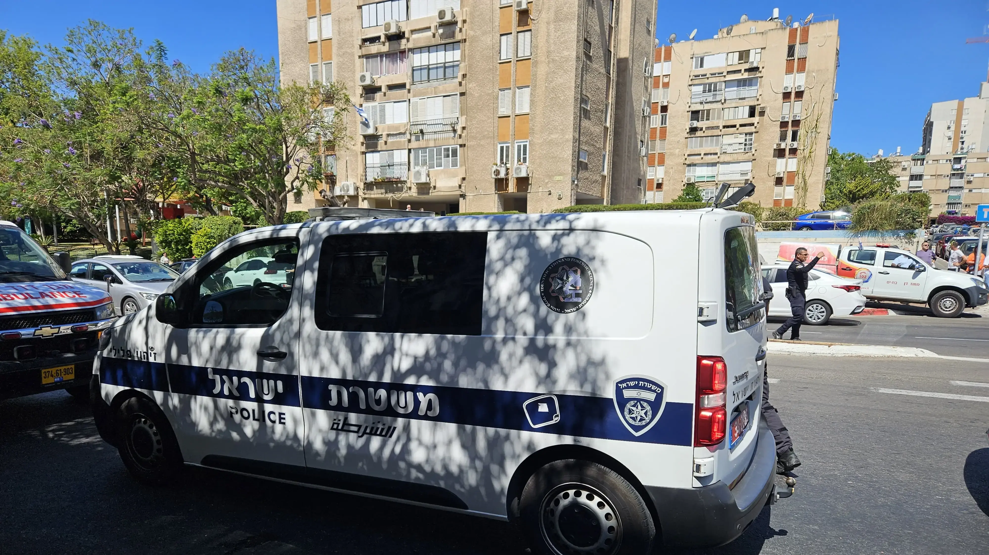 ניידת משטרה בזירת הרצח בבת ים ניידת משטרה בזירת הרצח בבת ים
