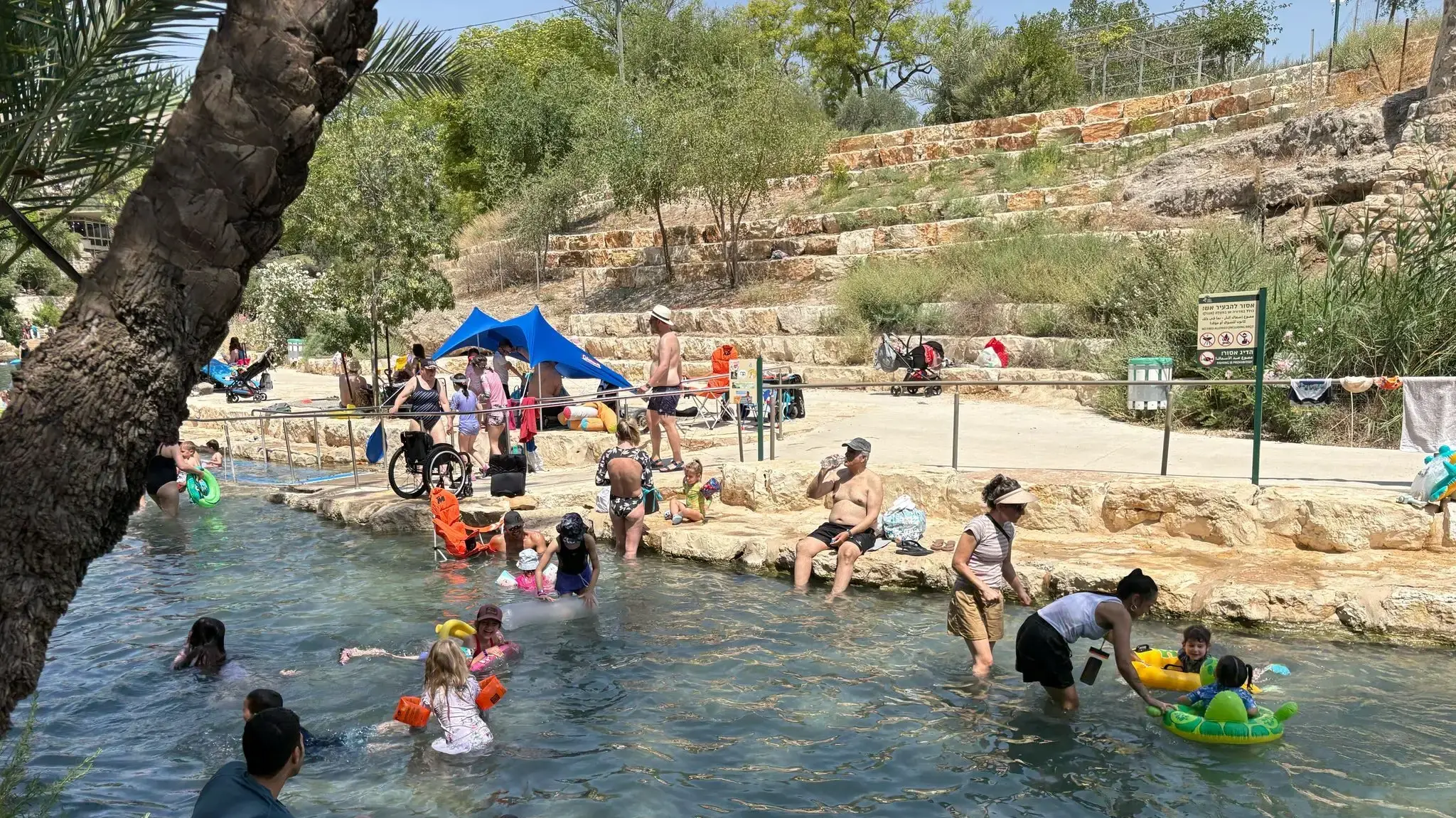 מטיילים בגן השלושה. 2 ביוני 2025 מטיילים בגן השלושה. 2 ביוני 2025