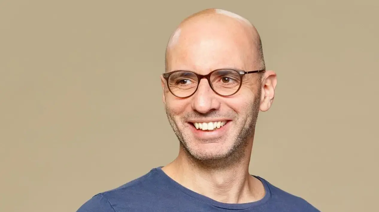 הבמאי נועם שמואל, המנהל האמנותי החדש של תיאטרון הבימה