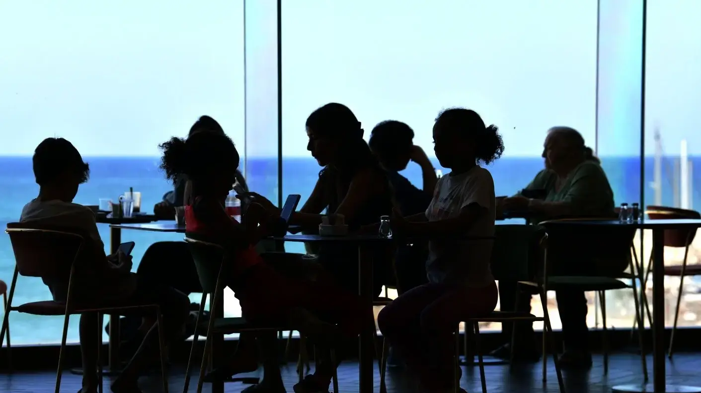 מפונים מזירת נפילת טיל איראני בבת ים, קראון פלאזה, 18 ביוני 2025 מפונים מזירת נפילת טיל איראני בבת ים, קראון פלאזה, 18 ביוני 2025