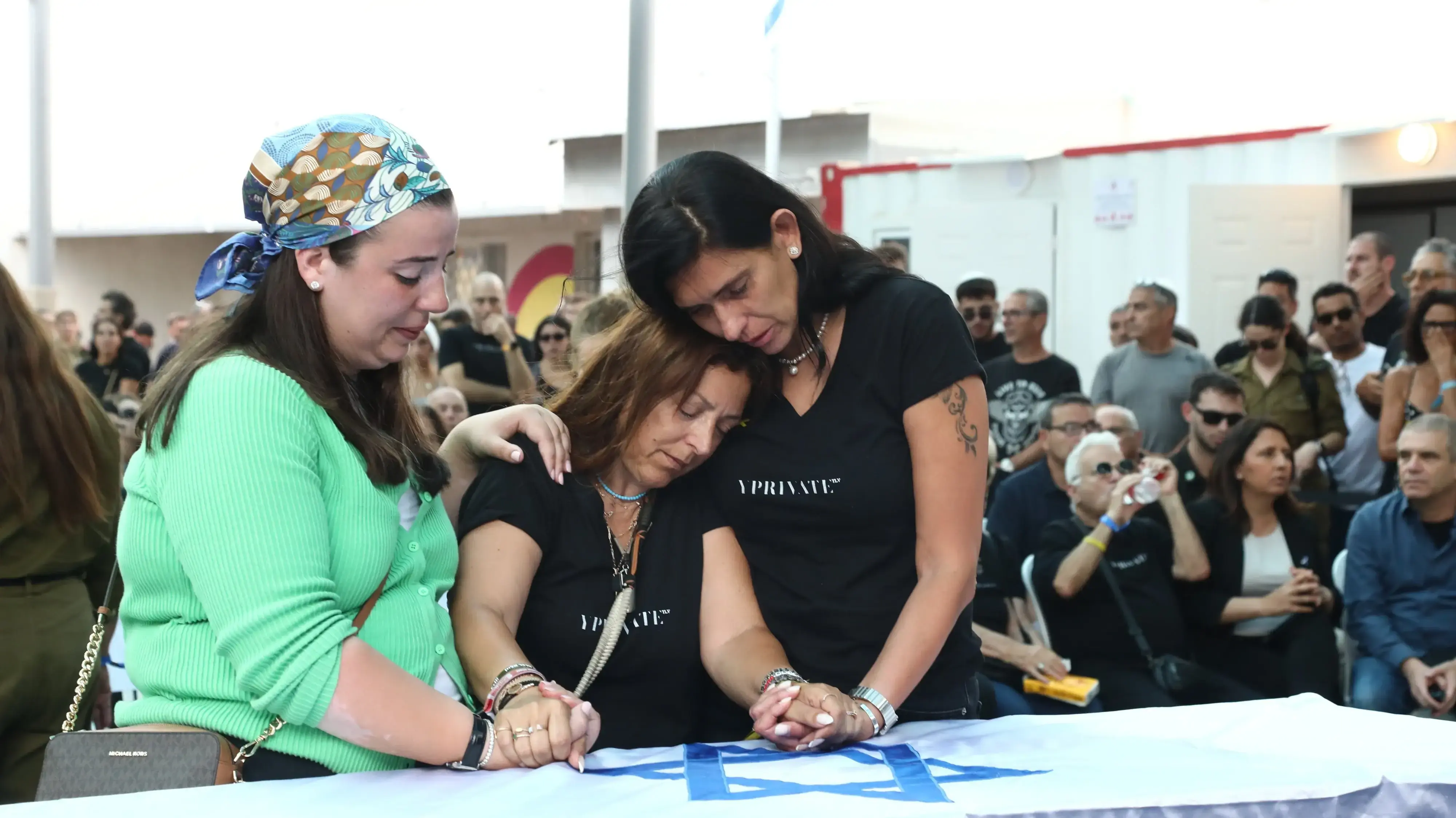 הלוויתו של יונתן סמרנו שנרצח ונחטף ב-7 באוקטובר, בית העלמין "נחלת יצחק", תל אביב, 24 ביוני 2025 הלוויתו של יונתן סמרנו שנרצח ונחטף ב-7 באוקטובר, בית העלמין "נחלת יצחק", תל אביב, 24 ביוני 2025