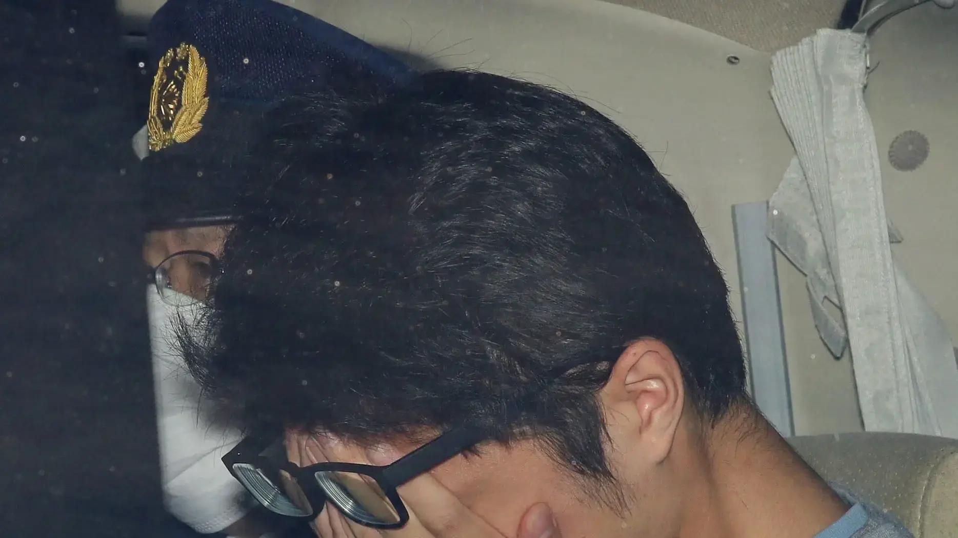 Takahiro Shiraishi covers his face inside a police car in Tokyo
2017 Takahiro Shiraishi covers his face inside a police car in Tokyo
2017