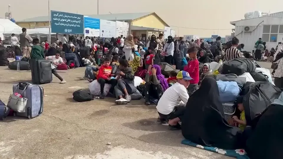 אזרחים אפגנים לפני גירוש בחזרה לארצם מאיראן, 24 ביוני 2025 אזרחים אפגנים לפני גירוש בחזרה לארצם מאיראן, 24 ביוני 2025