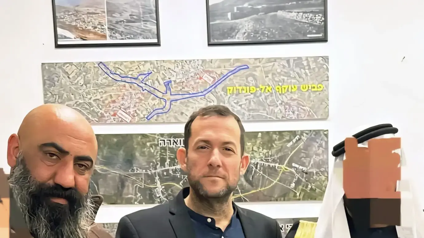 יוסי דגן והשייח ג'אברי בלשכת ראש המועצה בשומרון. יוסי דגן והשייח ג'אברי בלשכת ראש המועצה בשומרון.