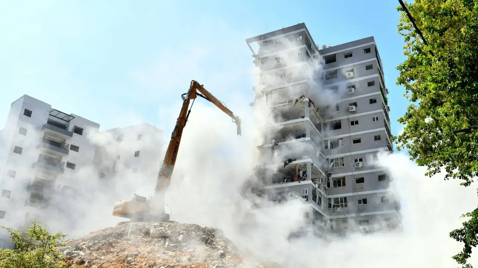 הריסת בנין שנפגע מטיל איראני וניזוק, בת ים, 10 ביולי 2025 הריסת בנין שנפגע מטיל איראני וניזוק, בת ים, 10 ביולי 2025