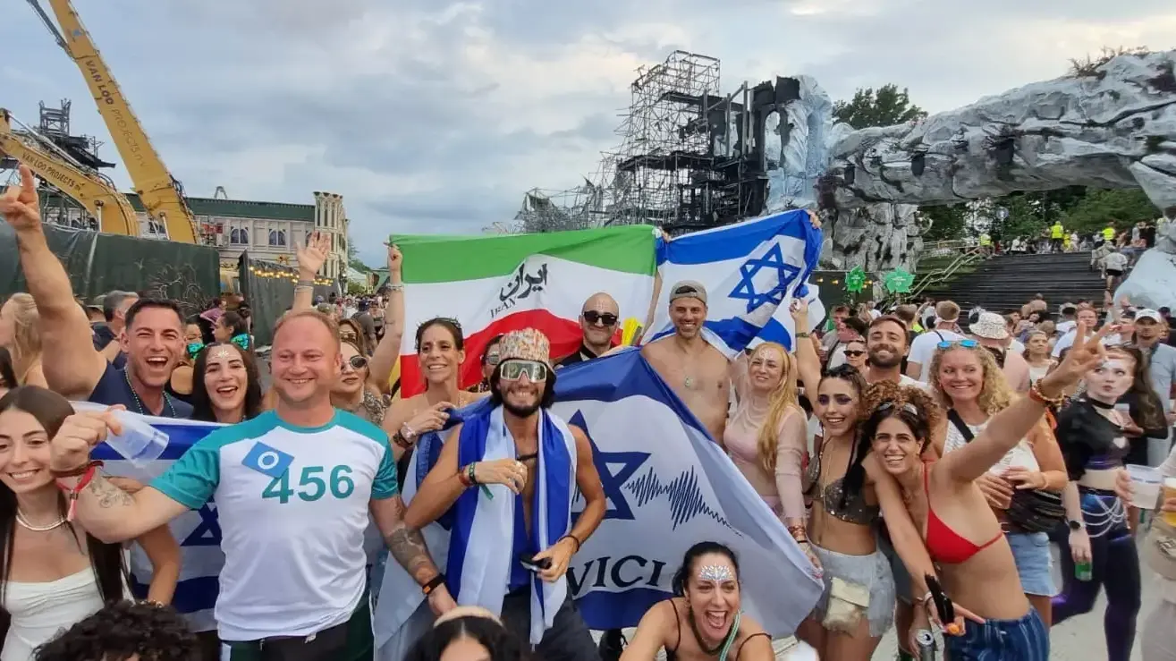 ישראלים עם חוגגים איראניים בפסטיבל הטומורולנד ישראלים עם חוגגים איראניים בפסטיבל הטומורולנד