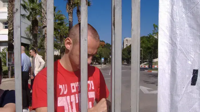 פעילי אגודת הסטודנטים נועלים את שערי אוניברסיטת ת"א פעילי אגודת הסטודנטים נועלים את שערי אוניברסיטת ת"א