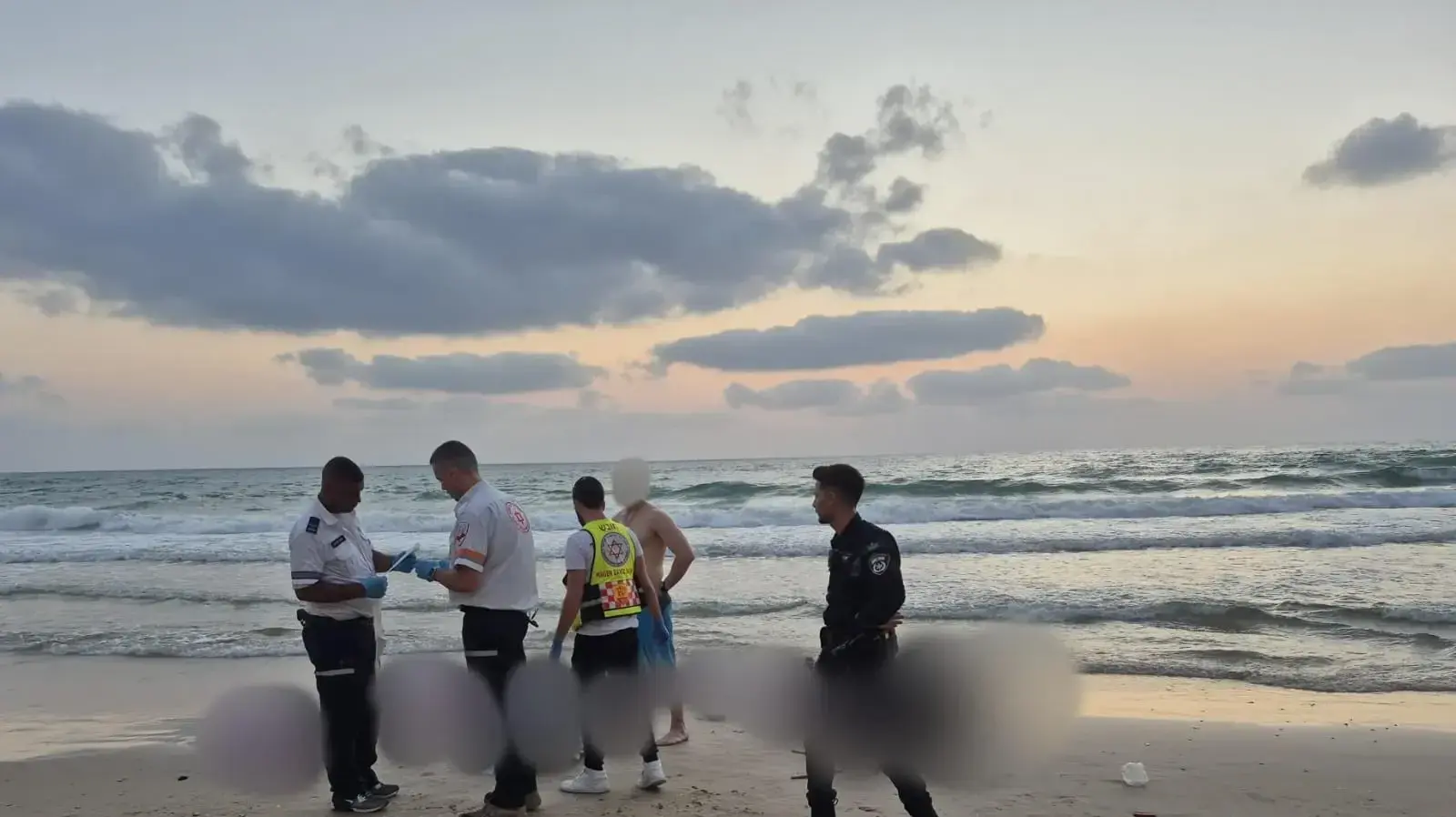 זירת התרסקות צנחן הרחיפה בחוף נתניה, 25 ביולי 2025 זירת התרסקות צנחן הרחיפה בחוף נתניה, 25 ביולי 2025