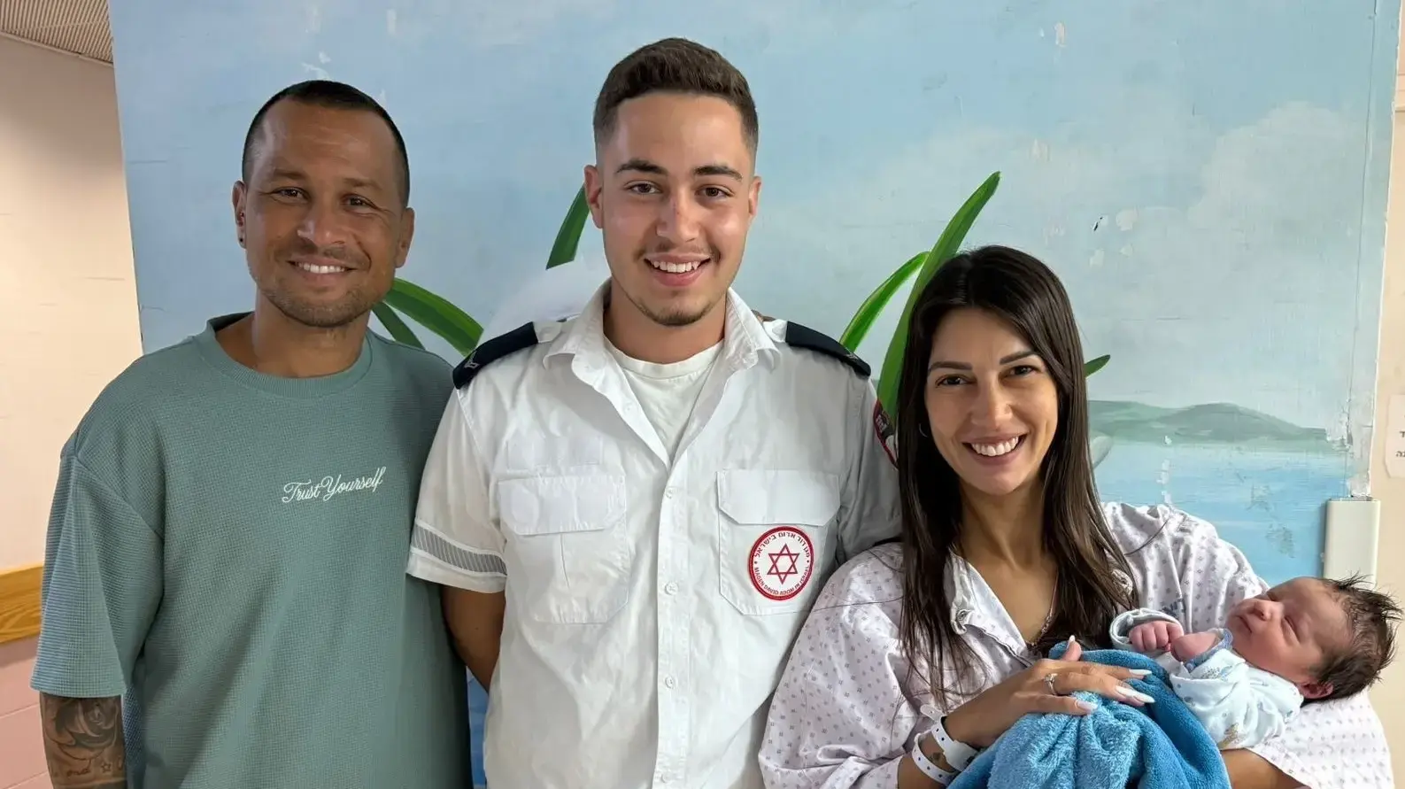 ג'סיקה בדוח ובעלה עם חובש מד"א רועי גימפוביץ שיילד אותה בצד הדרך ג'סיקה בדוח ובעלה עם חובש מד"א רועי גימפוביץ שיילד אותה בצד הדרך