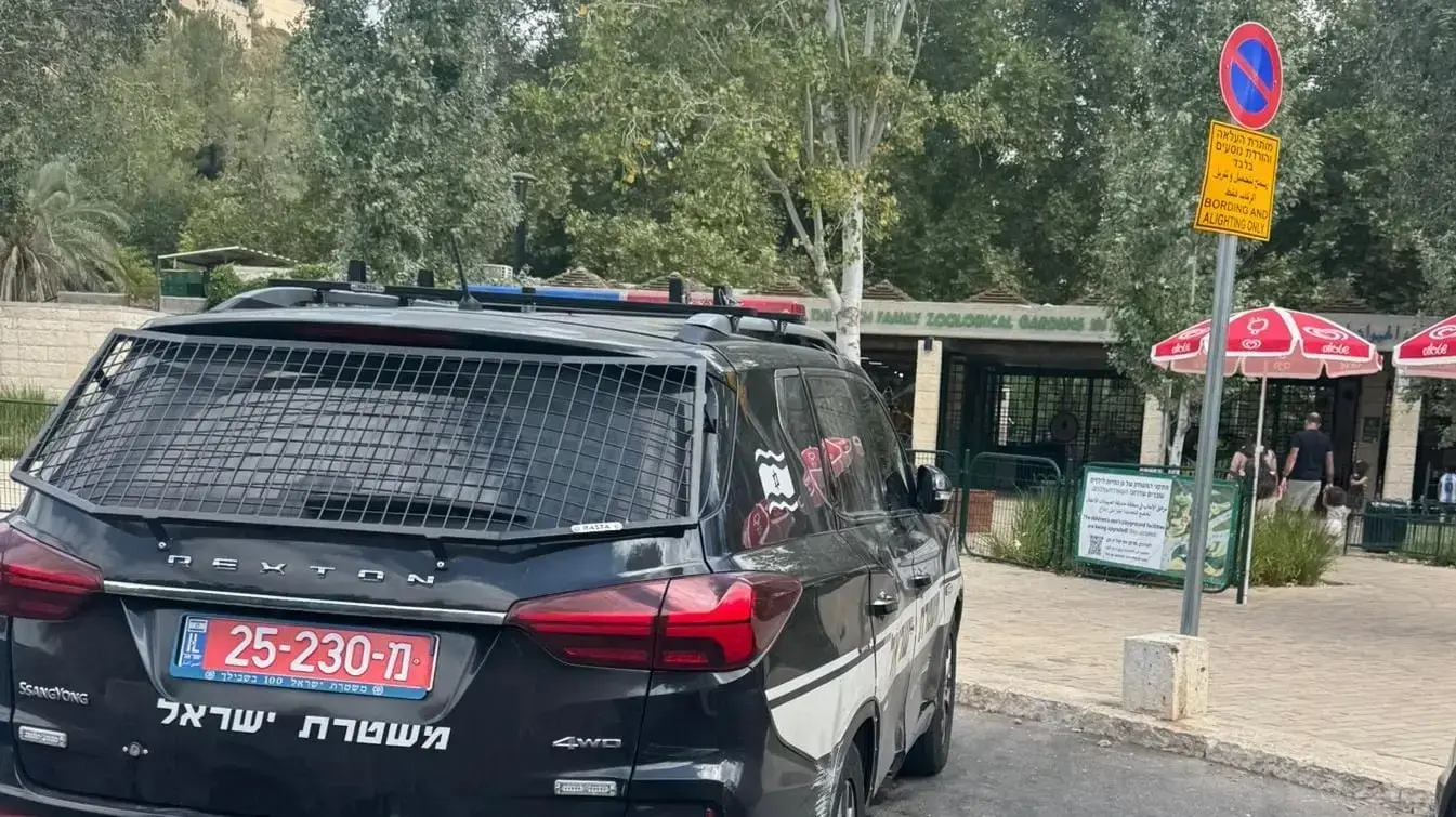 ניידת משטרה בזירת נשיכת הנמר בגן החיות התנ"כי בירושלים
1 באוגוסט 2025 ניידת משטרה בזירת נשיכת הנמר בגן החיות התנ"כי בירושלים
1 באוגוסט 2025